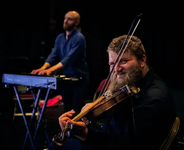 fiddler in foreground, pianist in background